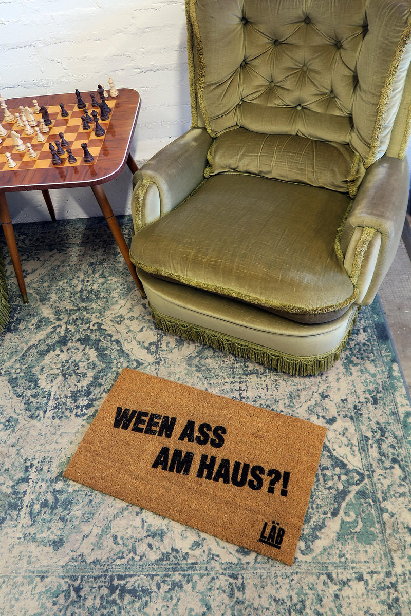 De Läb - Ween ass am Haus?! Teppech / Floormat - Accessory